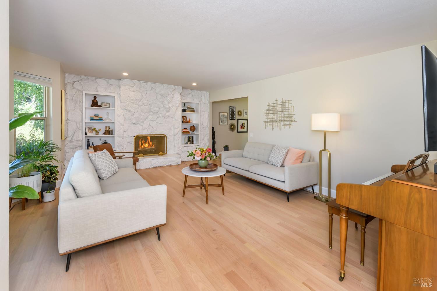 Detail Gallery Image 5 of 61 For 620 Elm Dr, Petaluma,  CA 94952 - 5 Beds | 2/1 Baths