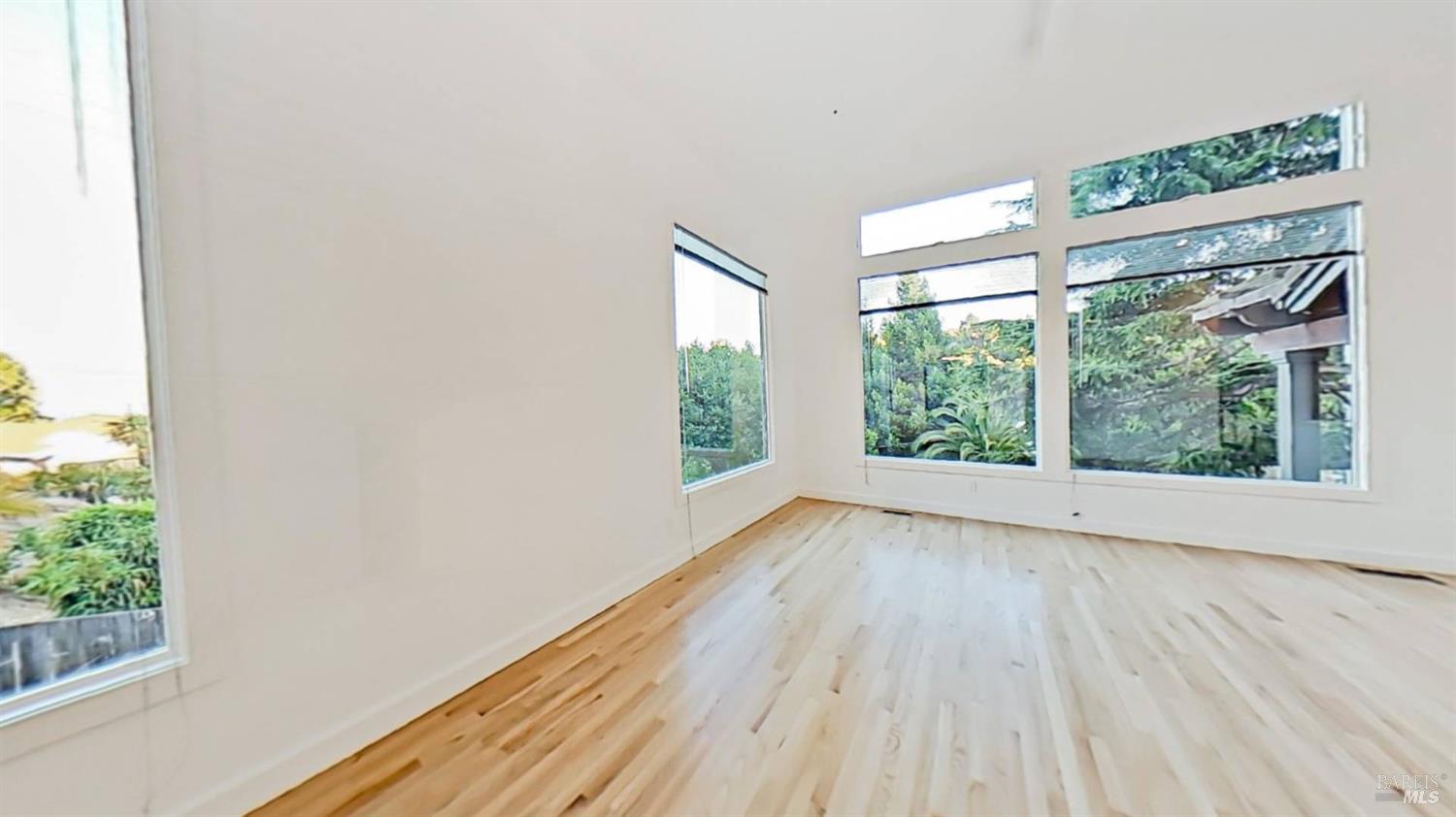 Detail Gallery Image 10 of 42 For 174 Main Dr, San Rafael,  CA 94901 - 5 Beds | 2 Baths
