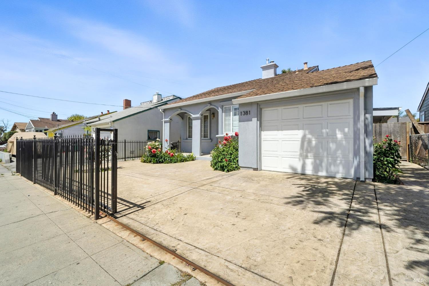 Detail Gallery Image 2 of 26 For 1381 63rd Ave, Oakland,  CA 94621 - 2 Beds | 1 Baths