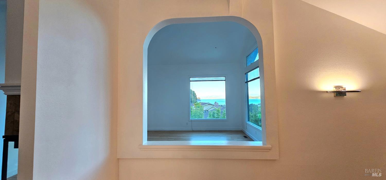 Detail Gallery Image 5 of 42 For 174 Main Dr, San Rafael,  CA 94901 - 5 Beds | 2 Baths