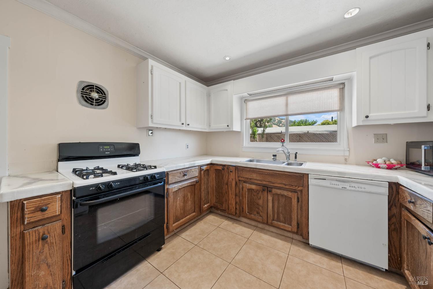 Detail Gallery Image 9 of 58 For 3440 Beach St, Nice,  CA 95464 - 2 Beds | 1 Baths