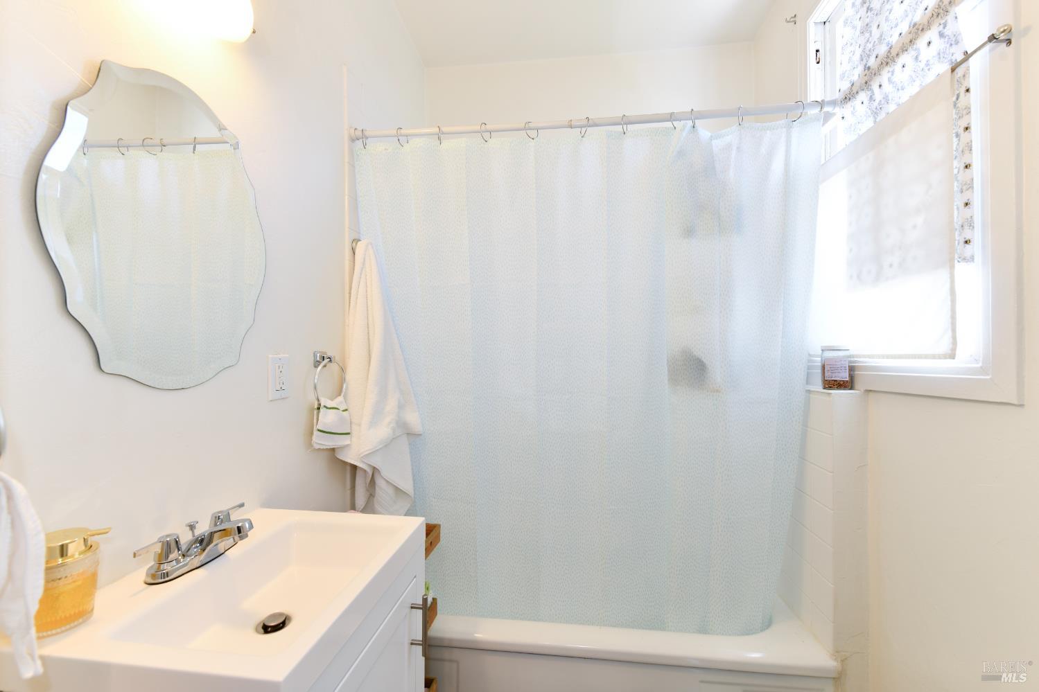 Detail Gallery Image 38 of 74 For 1545 Oak St, Napa,  CA 94559 - 2 Beds | 2 Baths