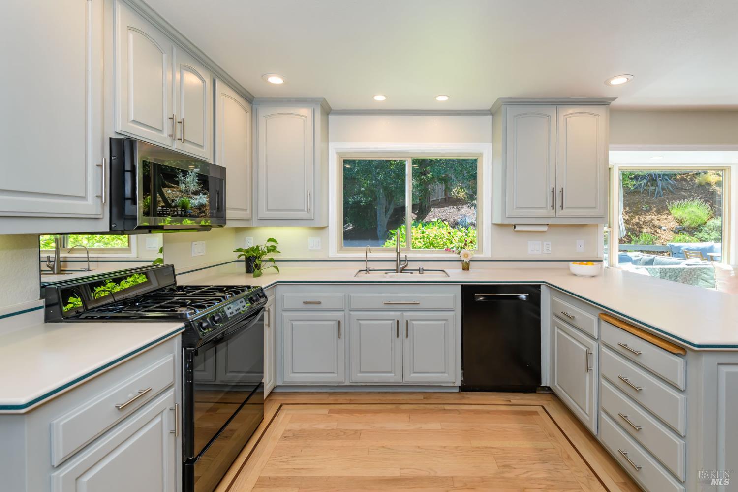 Detail Gallery Image 15 of 61 For 620 Elm Dr, Petaluma,  CA 94952 - 5 Beds | 2/1 Baths