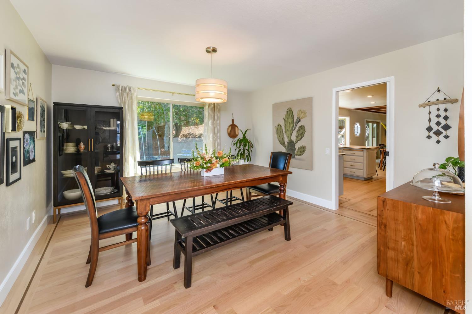 Detail Gallery Image 8 of 61 For 620 Elm Dr, Petaluma,  CA 94952 - 5 Beds | 2/1 Baths