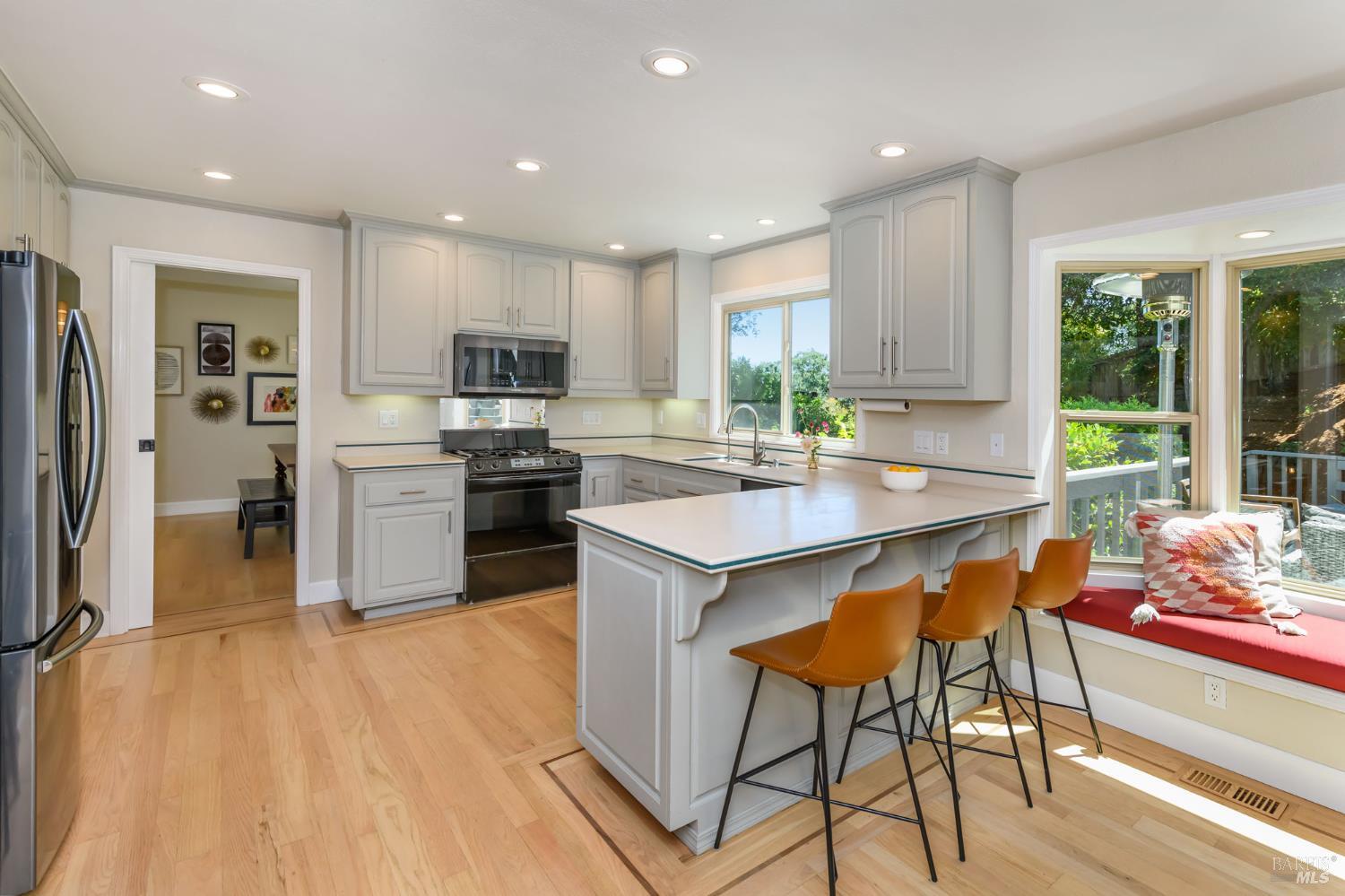 Detail Gallery Image 12 of 61 For 620 Elm Dr, Petaluma,  CA 94952 - 5 Beds | 2/1 Baths
