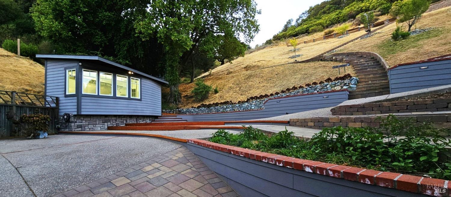 Detail Gallery Image 3 of 42 For 174 Main Dr, San Rafael,  CA 94901 - 5 Beds | 2 Baths