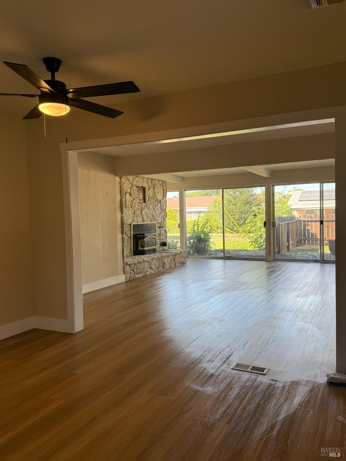 Detail Gallery Image 3 of 14 For 101 Mckinley Cir, Vacaville,  CA 95687 - 3 Beds | 2 Baths