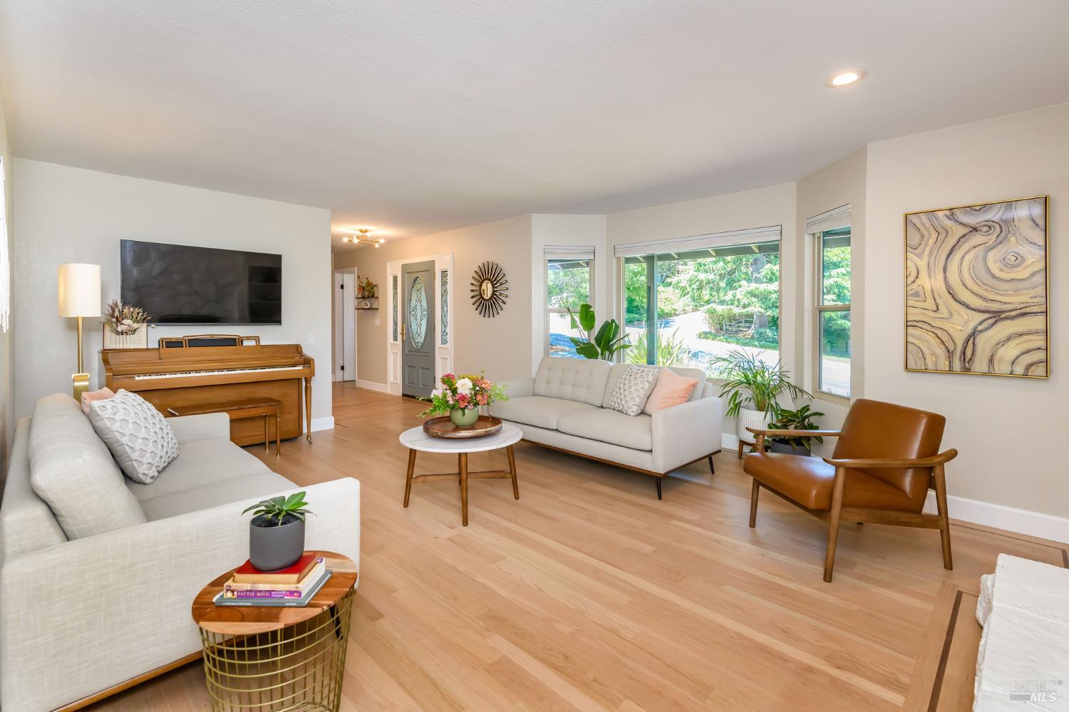 Detail Gallery Image 6 of 61 For 620 Elm Dr, Petaluma,  CA 94952 - 5 Beds | 2/1 Baths