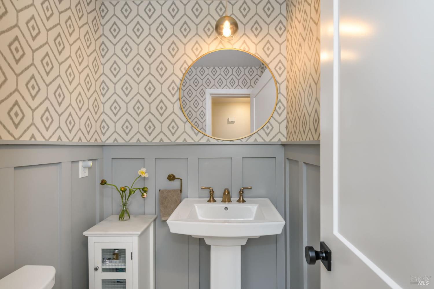 Detail Gallery Image 9 of 61 For 620 Elm Dr, Petaluma,  CA 94952 - 5 Beds | 2/1 Baths