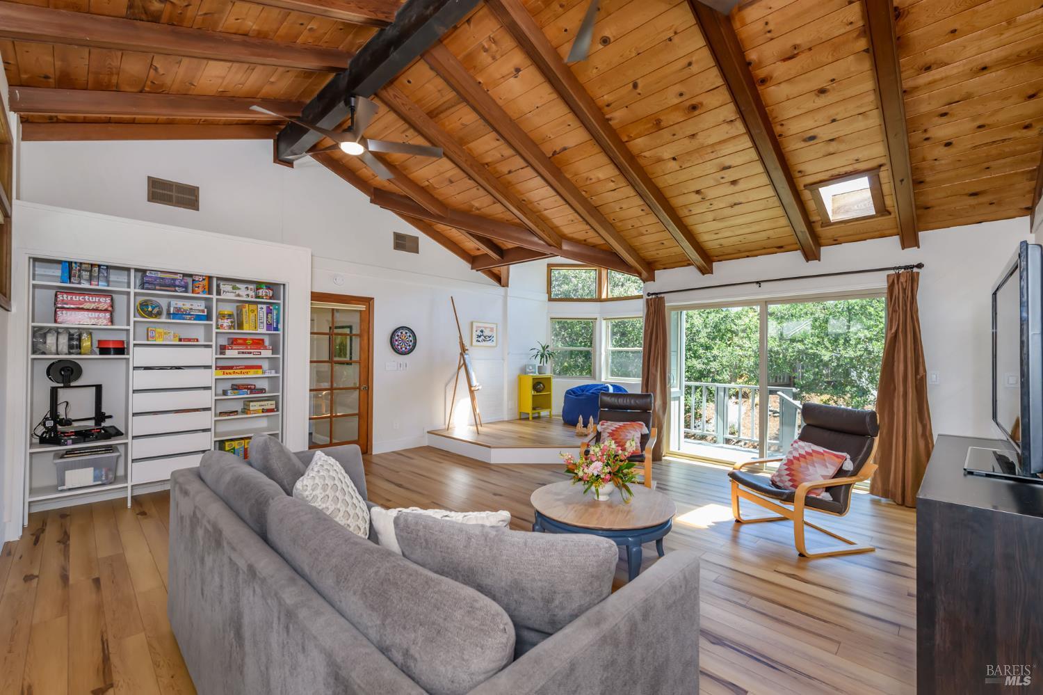 Detail Gallery Image 30 of 61 For 620 Elm Dr, Petaluma,  CA 94952 - 5 Beds | 2/1 Baths