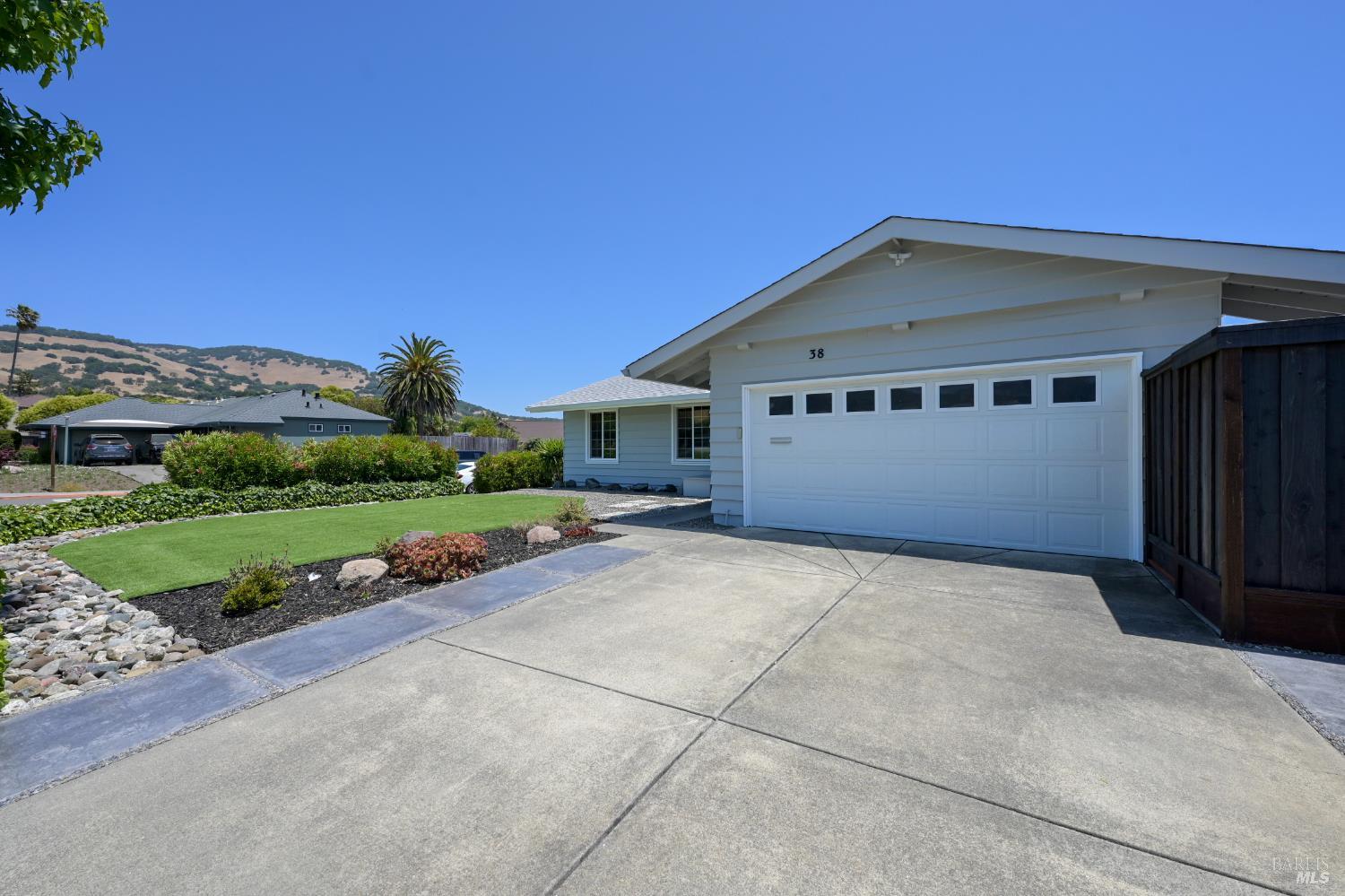 Detail Gallery Image 3 of 33 For 38 San Ramon Way, Novato,  CA 94945 - 3 Beds | 2 Baths