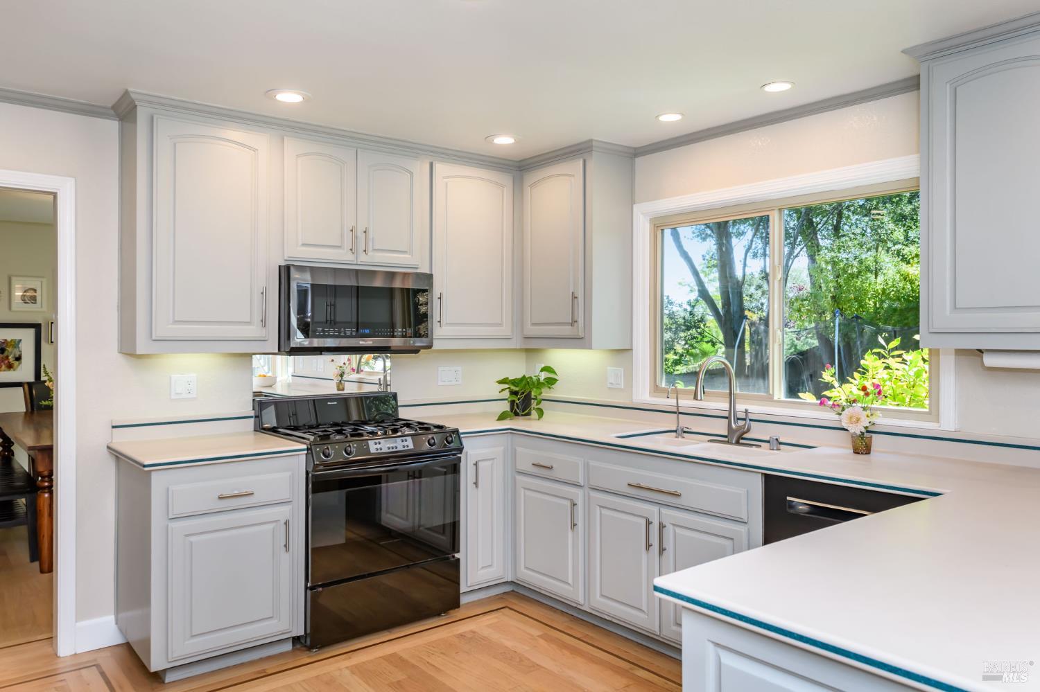 Detail Gallery Image 14 of 61 For 620 Elm Dr, Petaluma,  CA 94952 - 5 Beds | 2/1 Baths