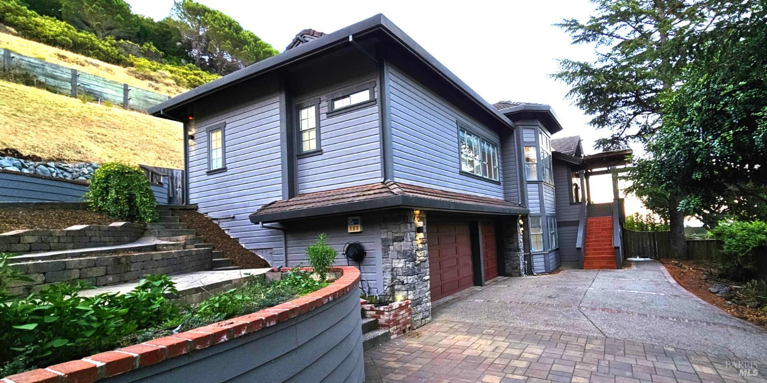 Detail Gallery Image 1 of 42 For 174 Main Dr, San Rafael,  CA 94901 - 5 Beds | 2 Baths