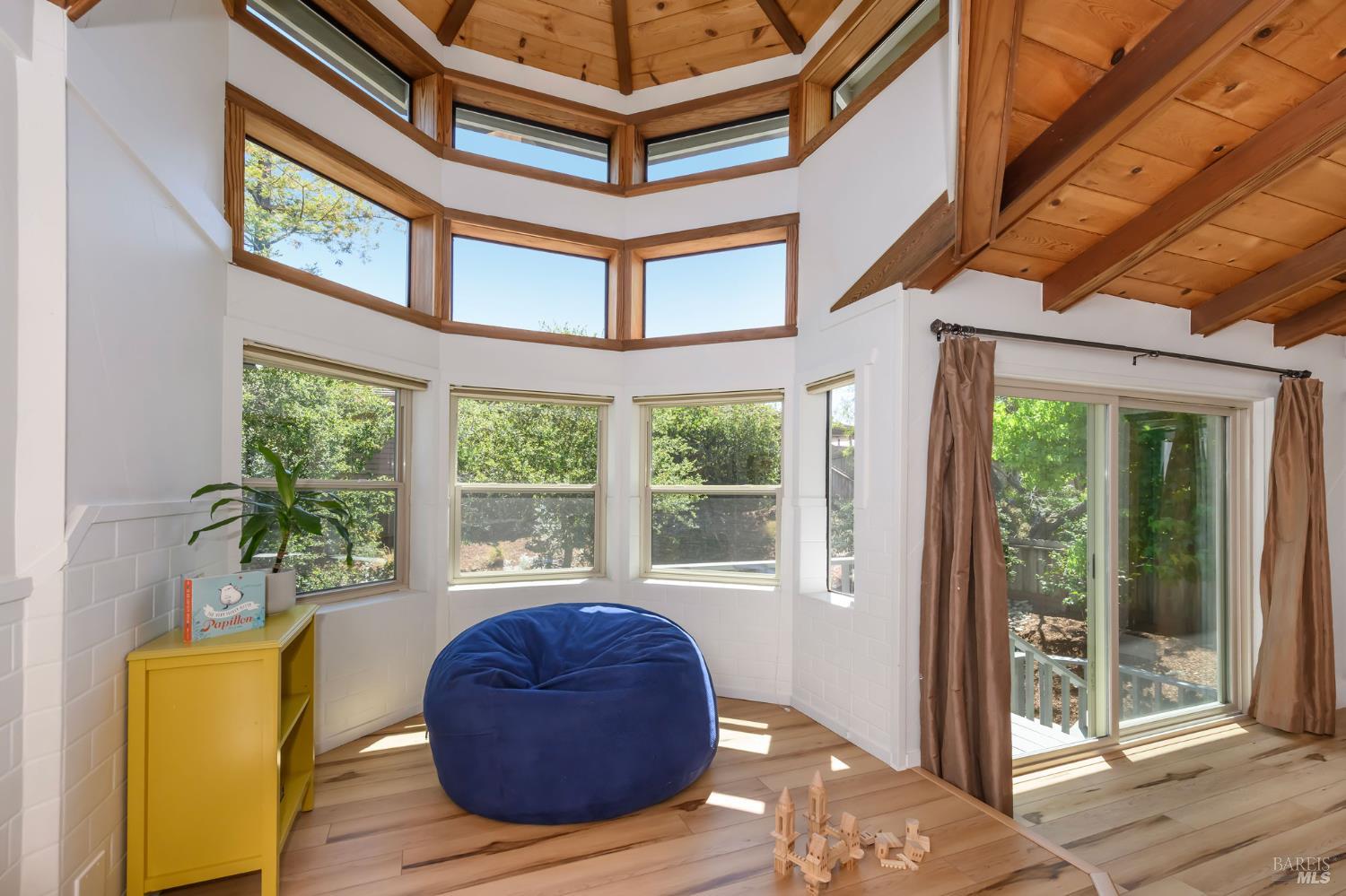 Detail Gallery Image 32 of 61 For 620 Elm Dr, Petaluma,  CA 94952 - 5 Beds | 2/1 Baths