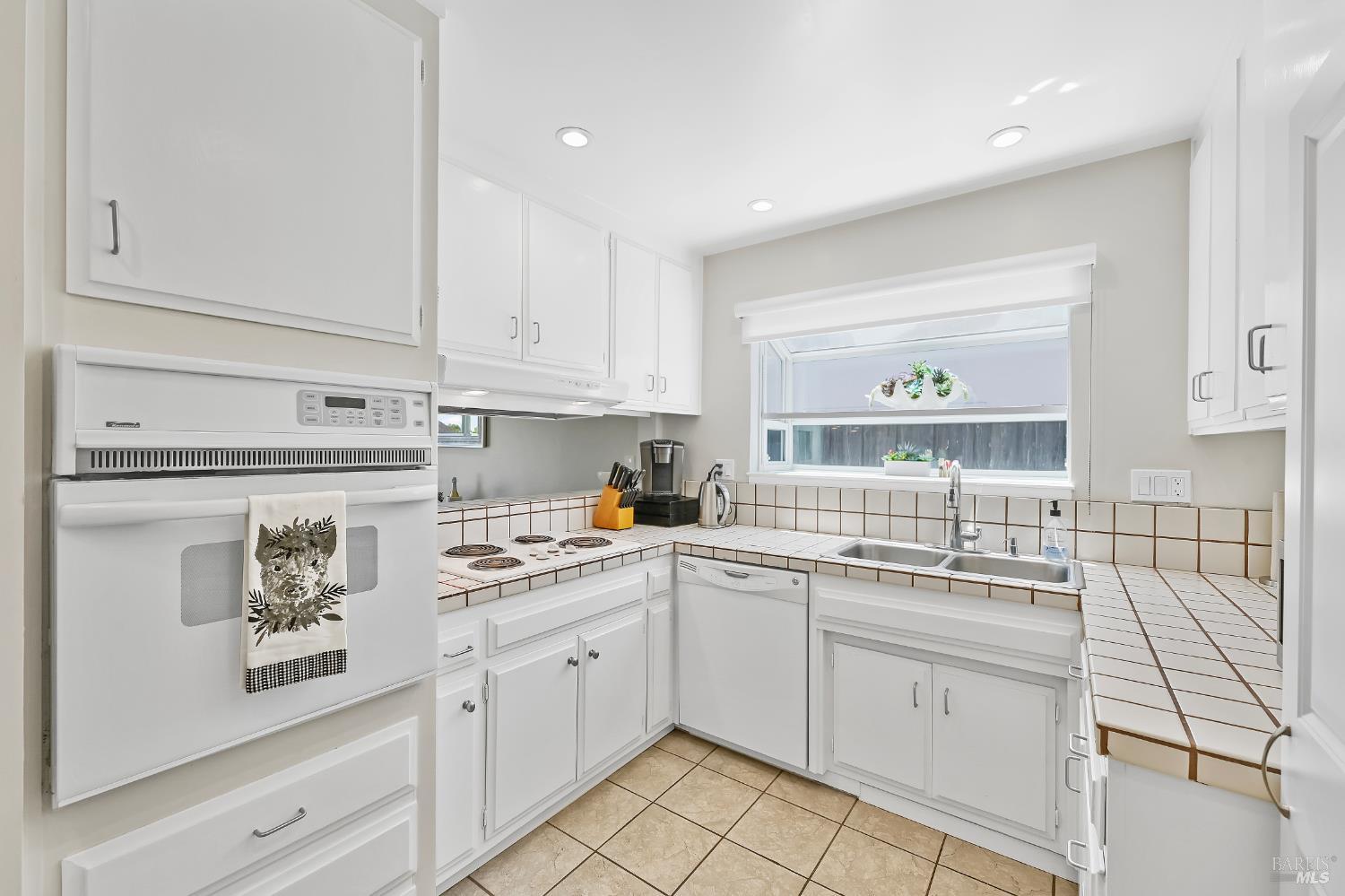 Detail Gallery Image 14 of 33 For 38 San Ramon Way, Novato,  CA 94945 - 3 Beds | 2 Baths