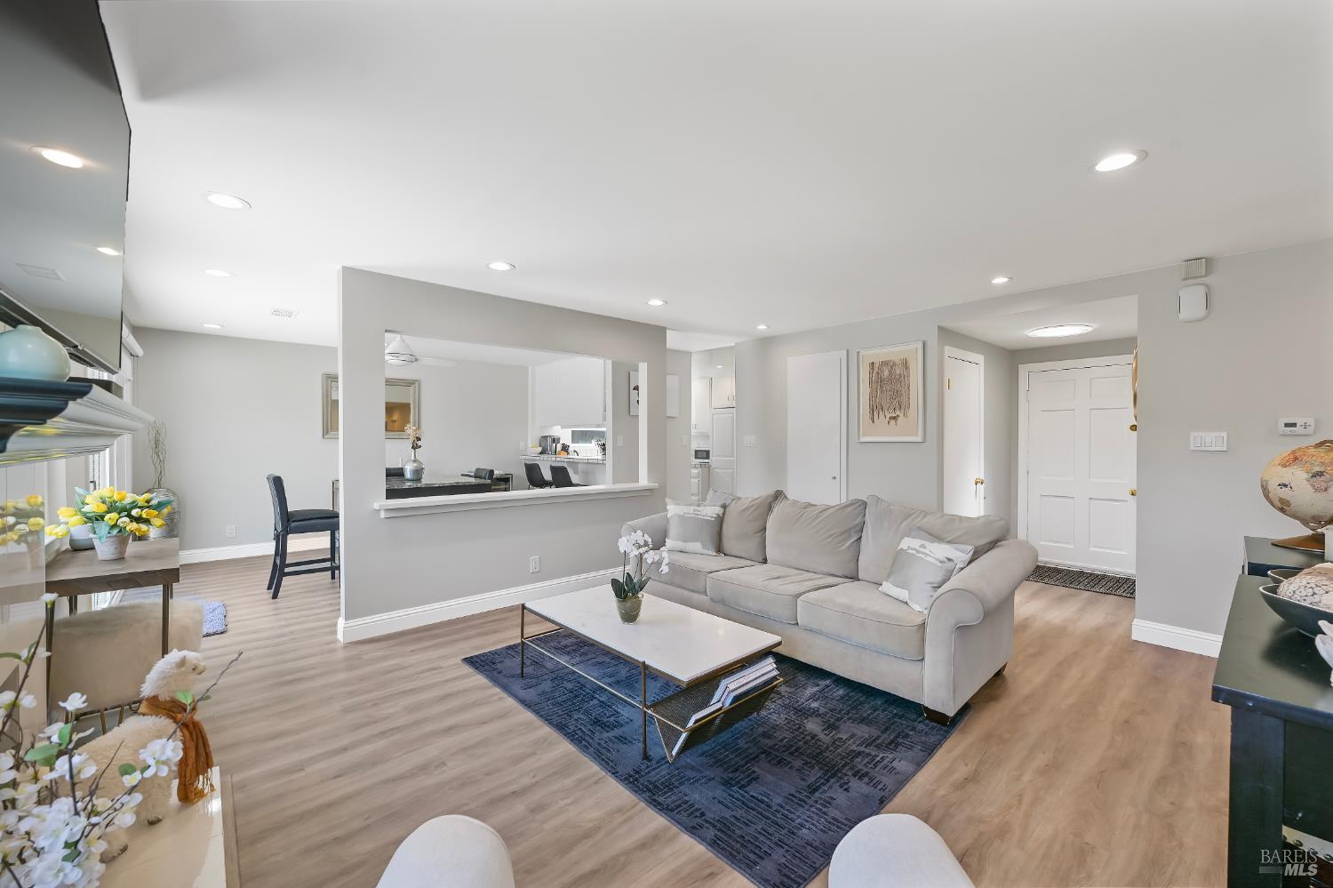 Detail Gallery Image 7 of 33 For 38 San Ramon Way, Novato,  CA 94945 - 3 Beds | 2 Baths