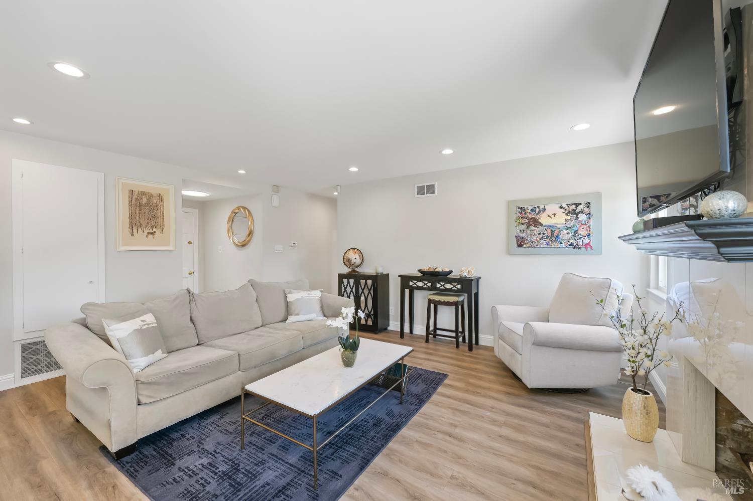 Detail Gallery Image 6 of 33 For 38 San Ramon Way, Novato,  CA 94945 - 3 Beds | 2 Baths