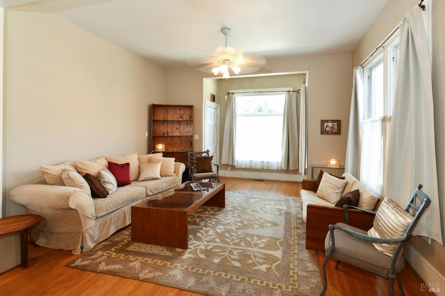 Detail Gallery Image 4 of 74 For 1545 Oak St, Napa,  CA 94559 - 2 Beds | 2 Baths