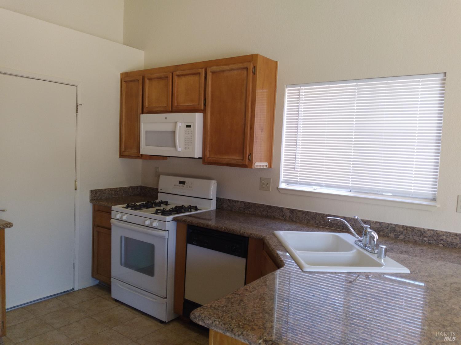 Detail Gallery Image 9 of 28 For 221 Sunhaven Dr, Fairfield,  CA 94533 - 3 Beds | 2 Baths