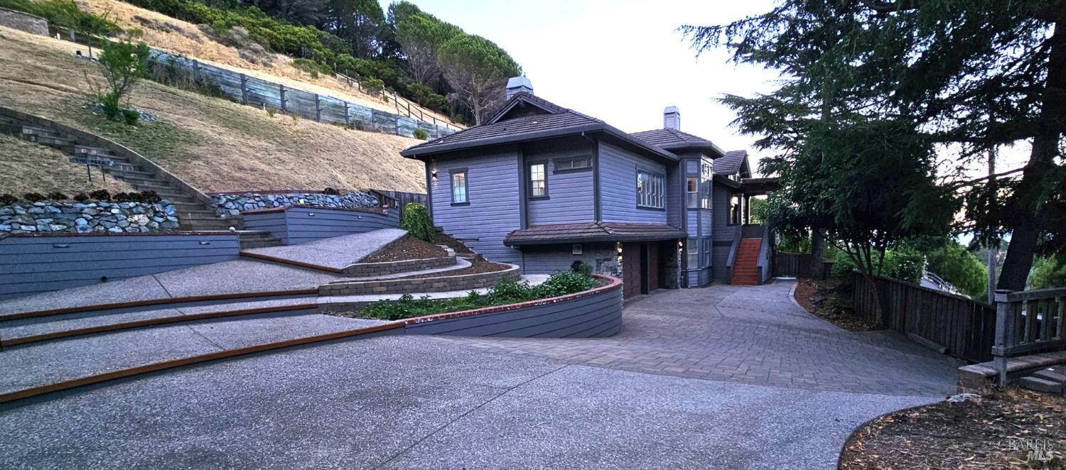 Detail Gallery Image 2 of 42 For 174 Main Dr, San Rafael,  CA 94901 - 5 Beds | 2 Baths