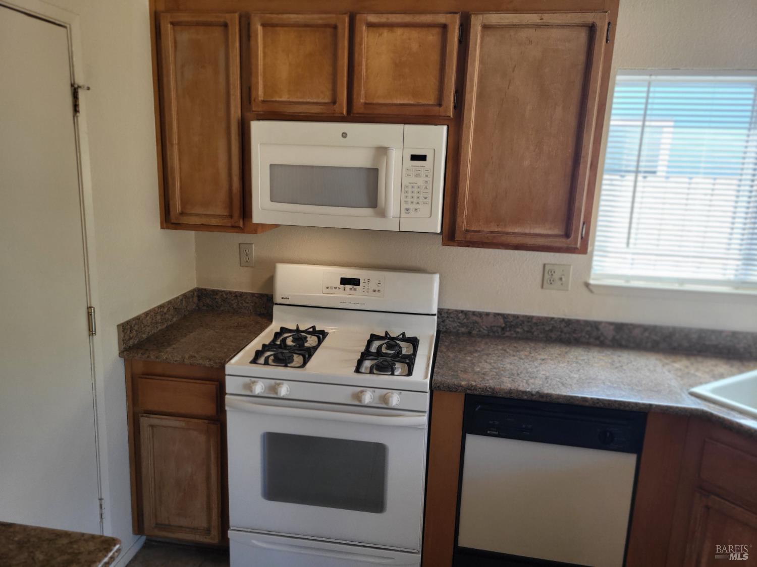 Detail Gallery Image 10 of 28 For 221 Sunhaven Dr, Fairfield,  CA 94533 - 3 Beds | 2 Baths