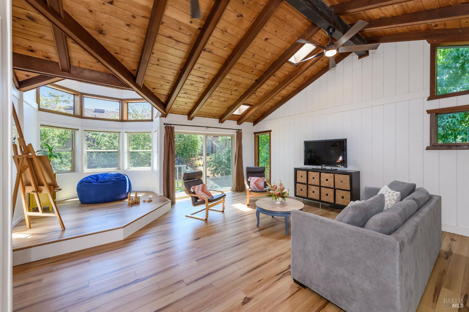 Detail Gallery Image 31 of 61 For 620 Elm Dr, Petaluma,  CA 94952 - 5 Beds | 2/1 Baths