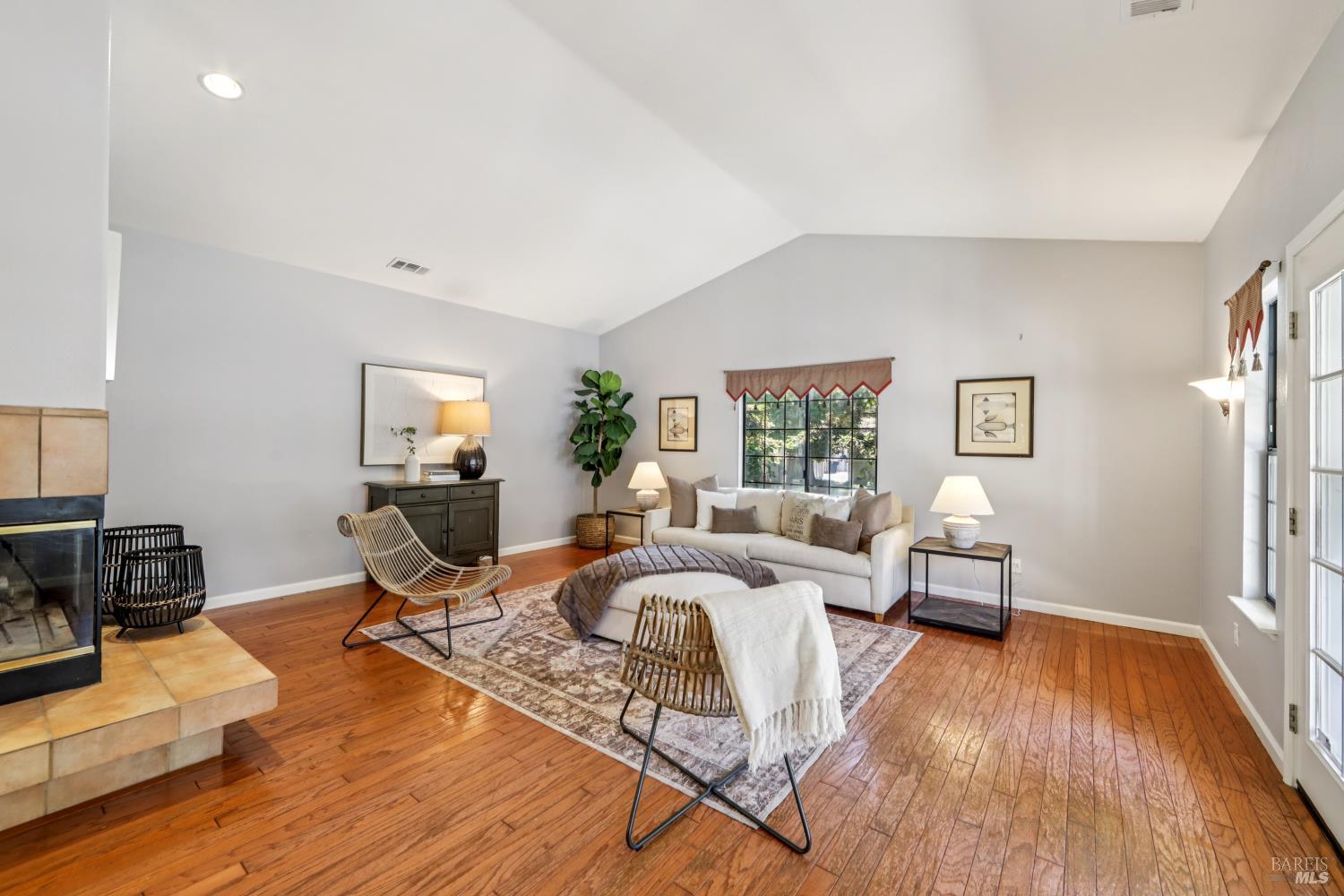 Detail Gallery Image 8 of 37 For 709 Amherst Cir, Sonoma,  CA 95476 - 3 Beds | 2 Baths