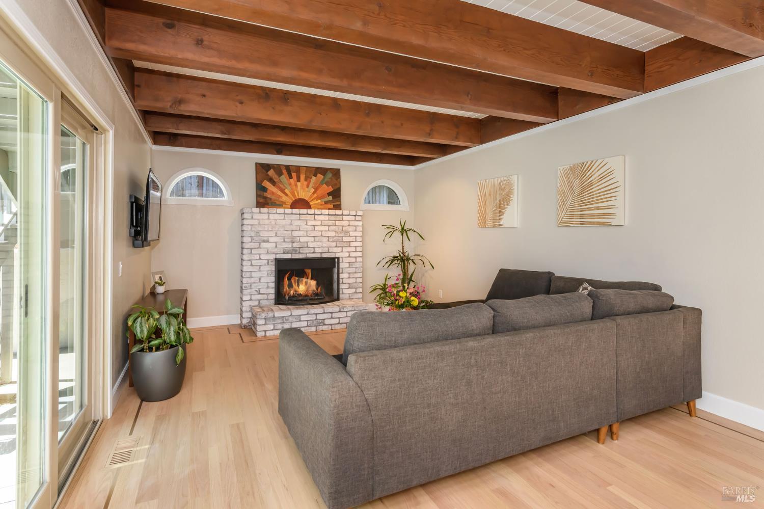 Detail Gallery Image 19 of 61 For 620 Elm Dr, Petaluma,  CA 94952 - 5 Beds | 2/1 Baths