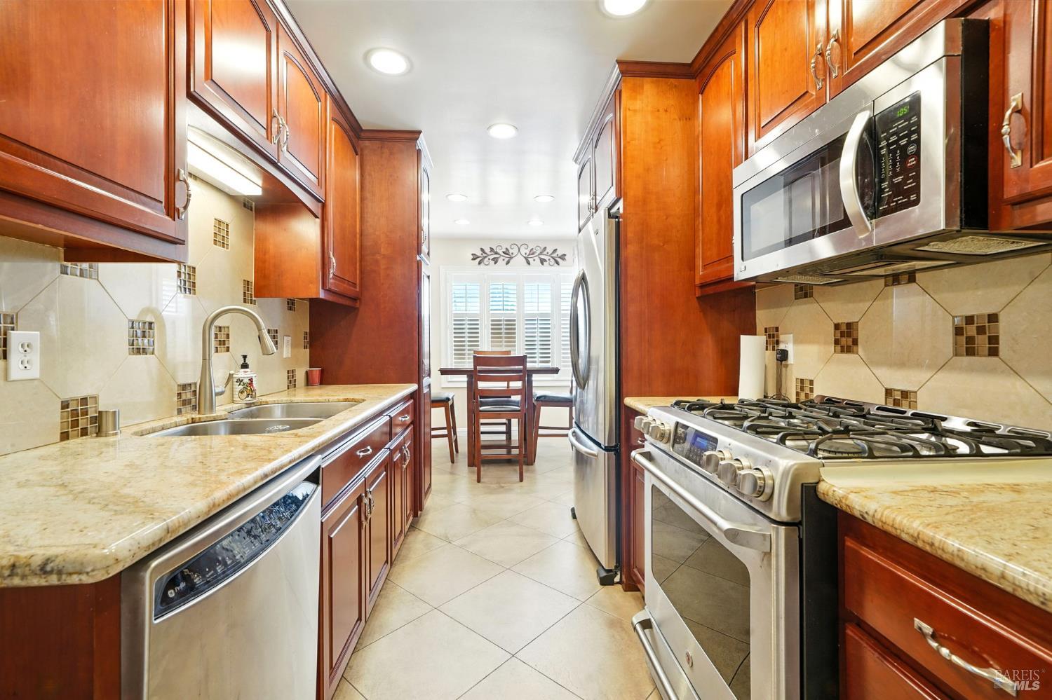 Detail Gallery Image 8 of 26 For 1381 63rd Ave, Oakland,  CA 94621 - 2 Beds | 1 Baths