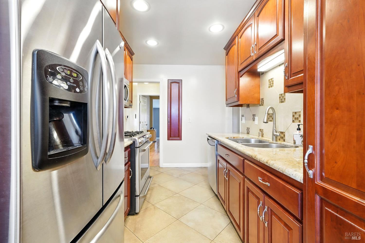 Detail Gallery Image 9 of 26 For 1381 63rd Ave, Oakland,  CA 94621 - 2 Beds | 1 Baths
