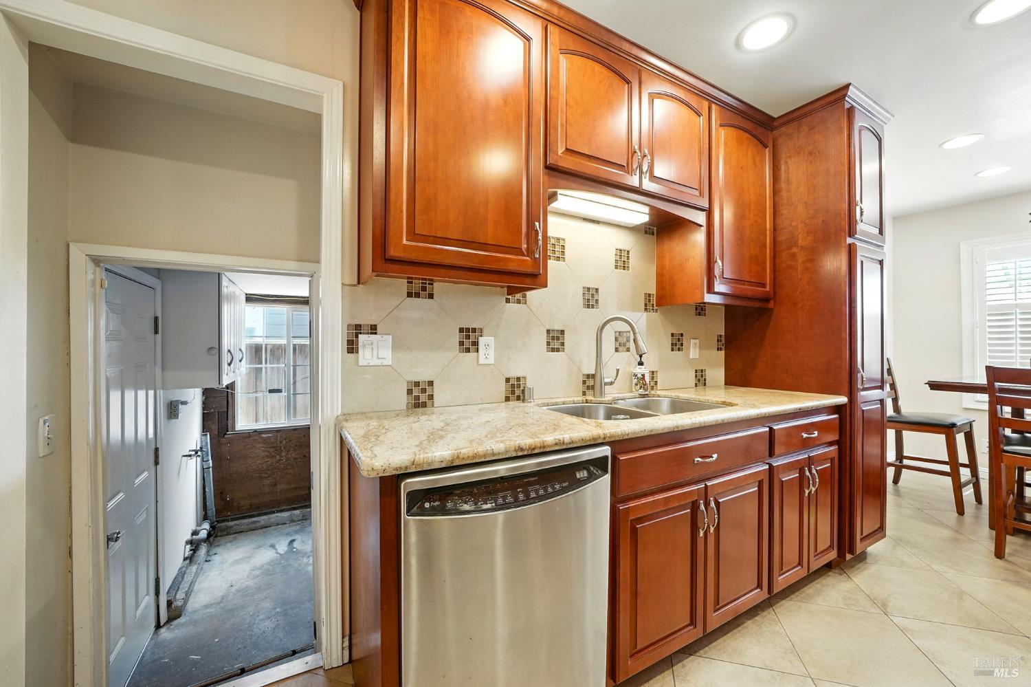 Detail Gallery Image 10 of 26 For 1381 63rd Ave, Oakland,  CA 94621 - 2 Beds | 1 Baths