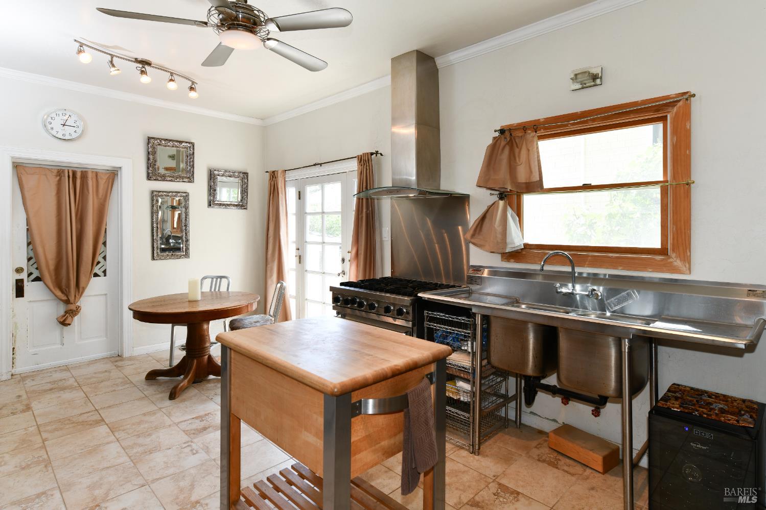Detail Gallery Image 17 of 74 For 1545 Oak St, Napa,  CA 94559 - 2 Beds | 2 Baths