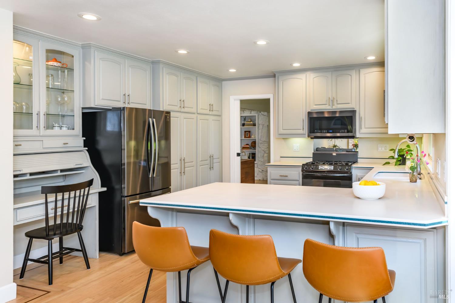 Detail Gallery Image 11 of 61 For 620 Elm Dr, Petaluma,  CA 94952 - 5 Beds | 2/1 Baths