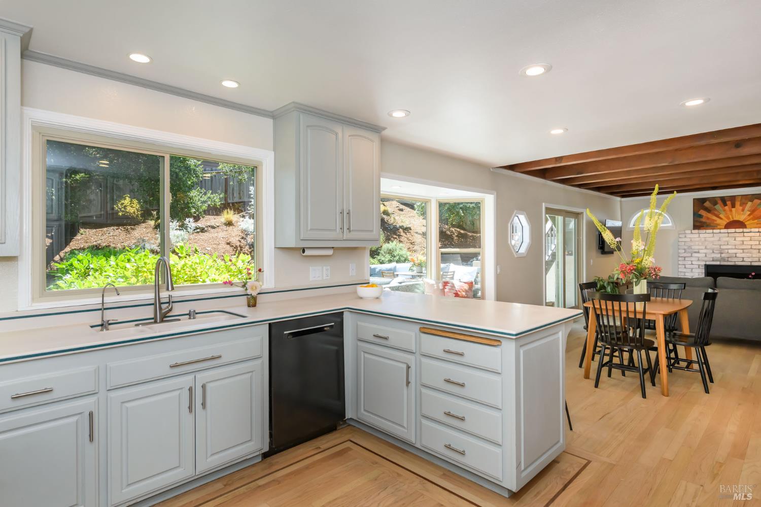 Detail Gallery Image 16 of 61 For 620 Elm Dr, Petaluma,  CA 94952 - 5 Beds | 2/1 Baths