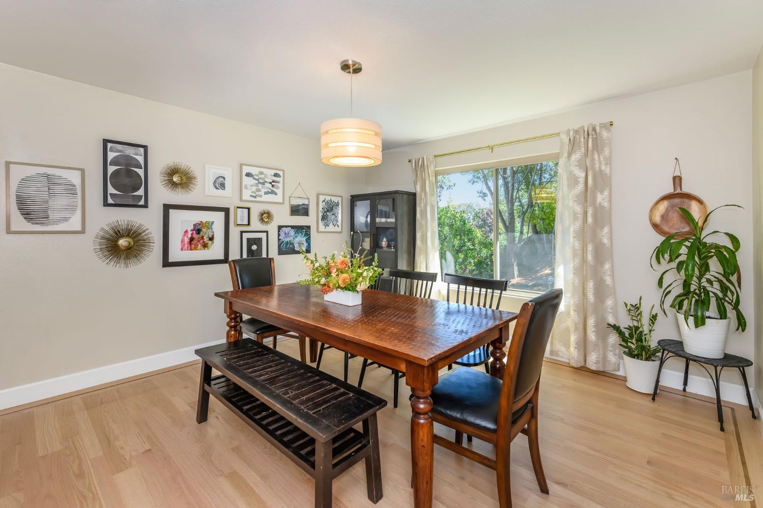 Detail Gallery Image 7 of 61 For 620 Elm Dr, Petaluma,  CA 94952 - 5 Beds | 2/1 Baths