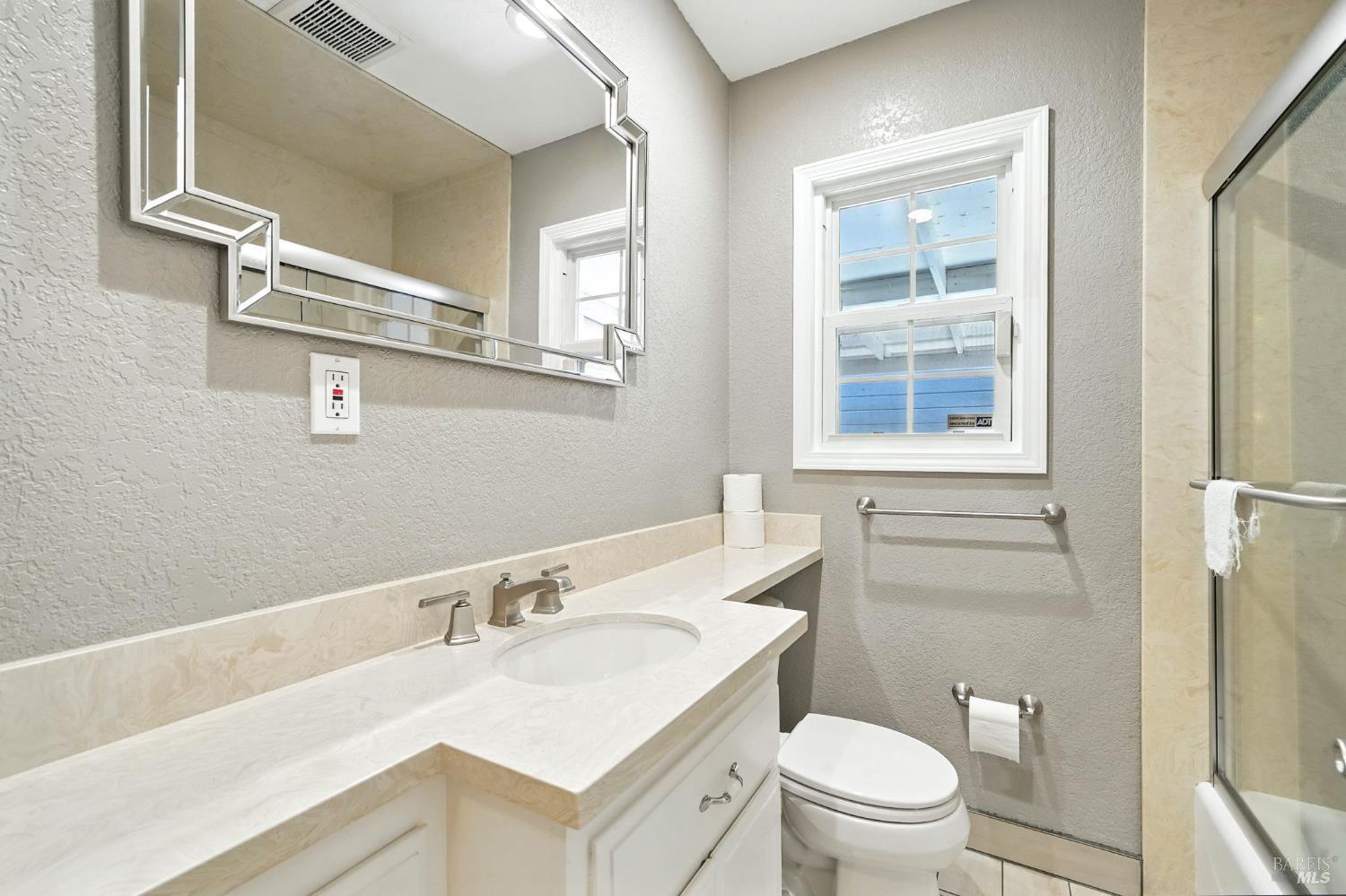 Detail Gallery Image 17 of 26 For 1381 63rd Ave, Oakland,  CA 94621 - 2 Beds | 1 Baths