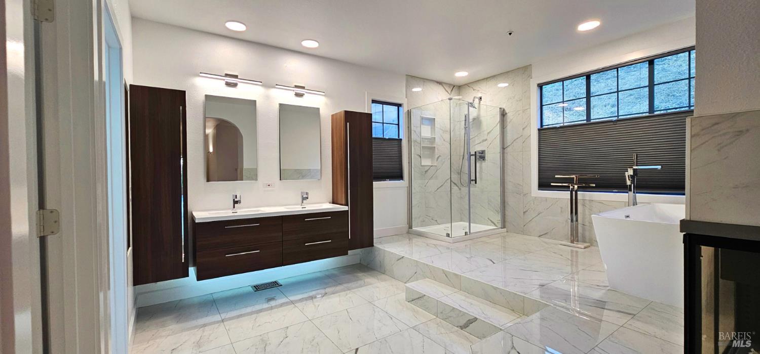 Detail Gallery Image 16 of 42 For 174 Main Dr, San Rafael,  CA 94901 - 5 Beds | 2 Baths