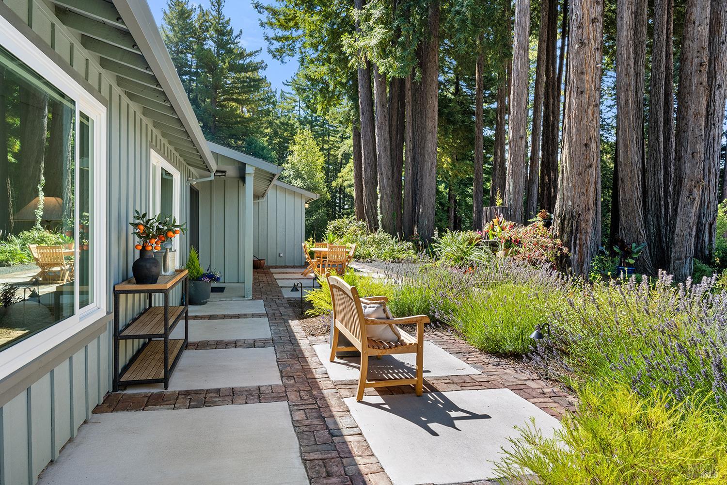 Detail Gallery Image 8 of 89 For 12675 Fiori Ln, Sebastopol,  CA 95472 - 4 Beds | 3/1 Baths