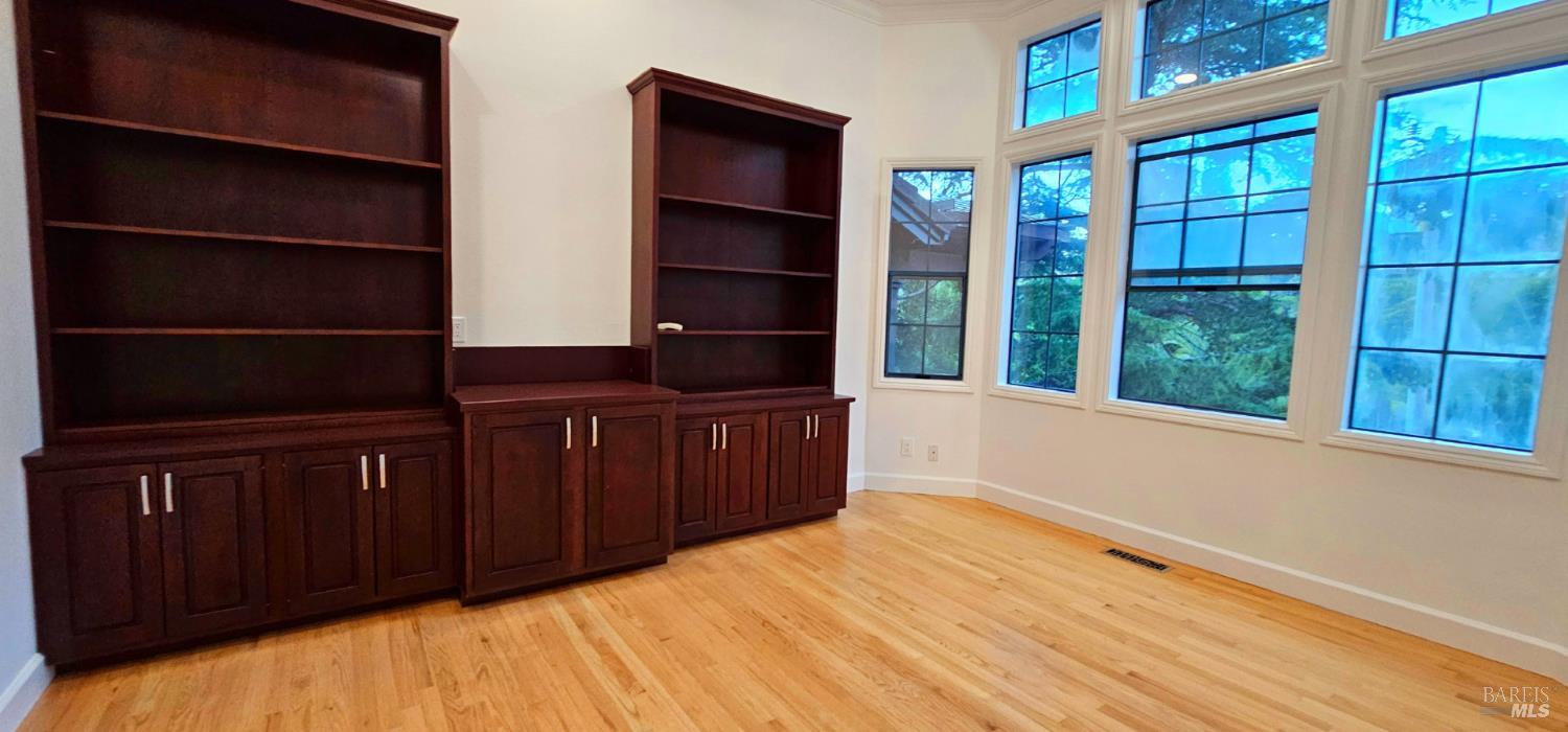 Detail Gallery Image 11 of 42 For 174 Main Dr, San Rafael,  CA 94901 - 5 Beds | 2 Baths