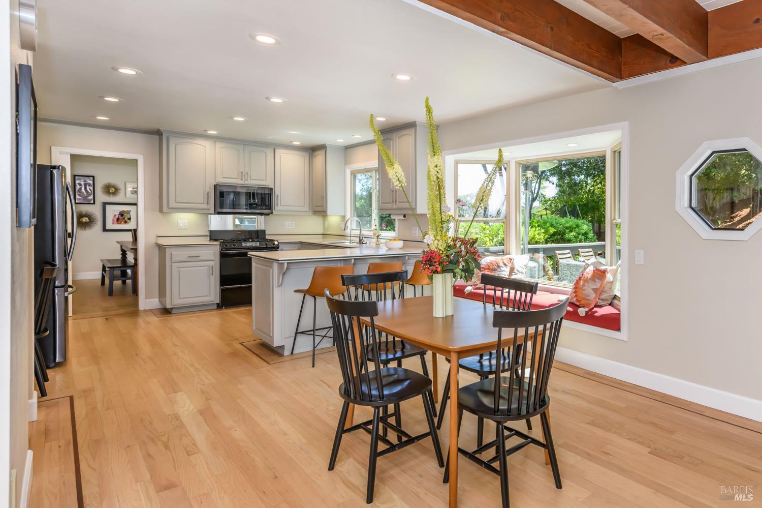 Detail Gallery Image 17 of 61 For 620 Elm Dr, Petaluma,  CA 94952 - 5 Beds | 2/1 Baths