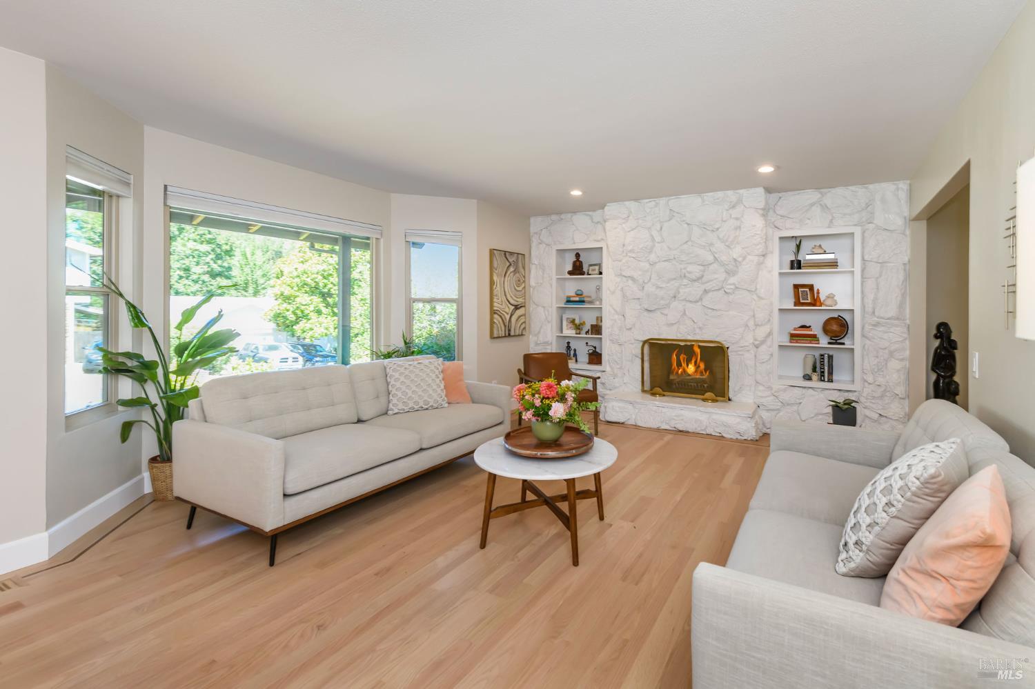 Detail Gallery Image 4 of 61 For 620 Elm Dr, Petaluma,  CA 94952 - 5 Beds | 2/1 Baths