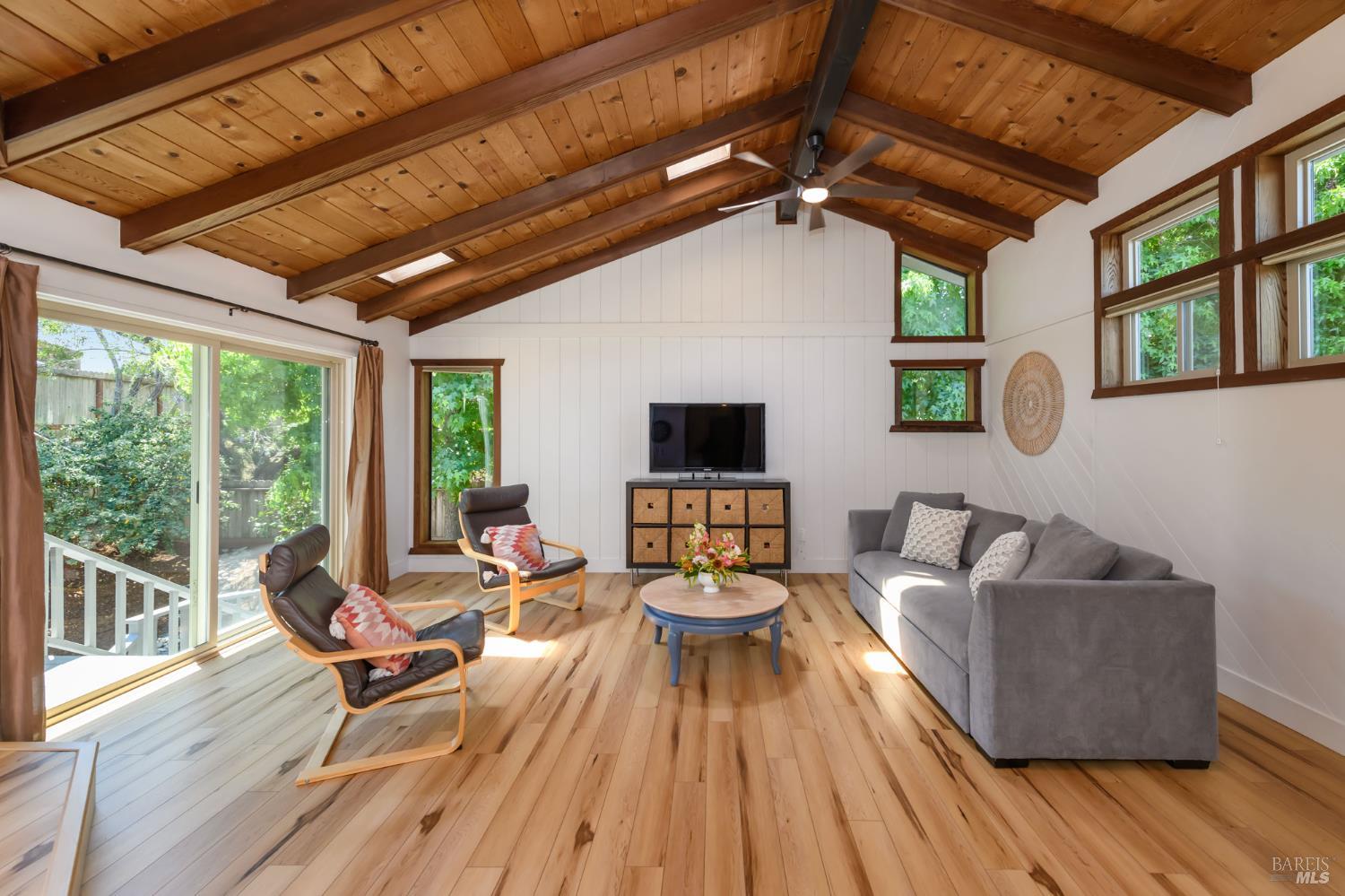 Detail Gallery Image 29 of 61 For 620 Elm Dr, Petaluma,  CA 94952 - 5 Beds | 2/1 Baths