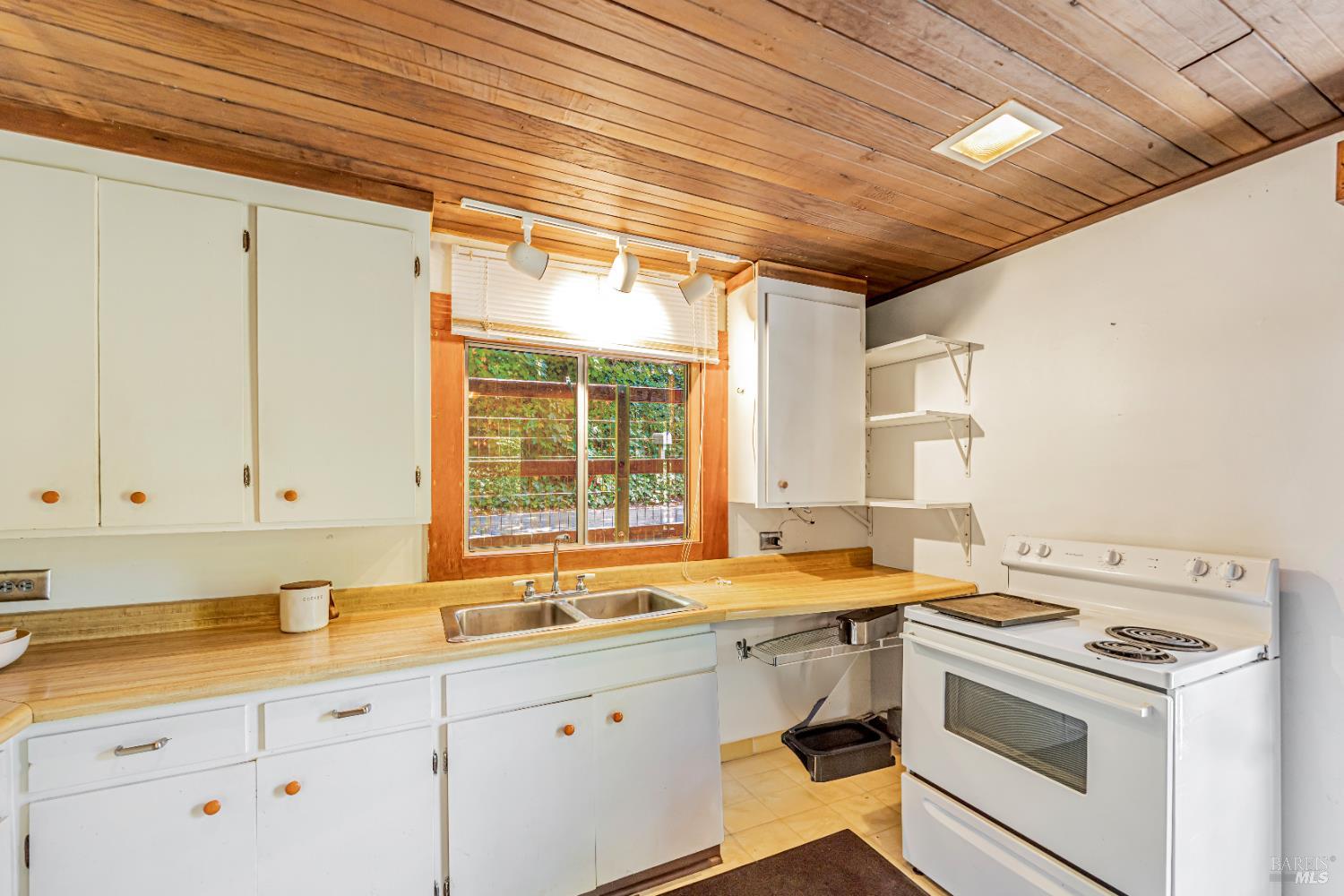 Detail Gallery Image 11 of 37 For 11777 Madrona Rd, Forestville,  CA 95436 - 3 Beds | 1 Baths