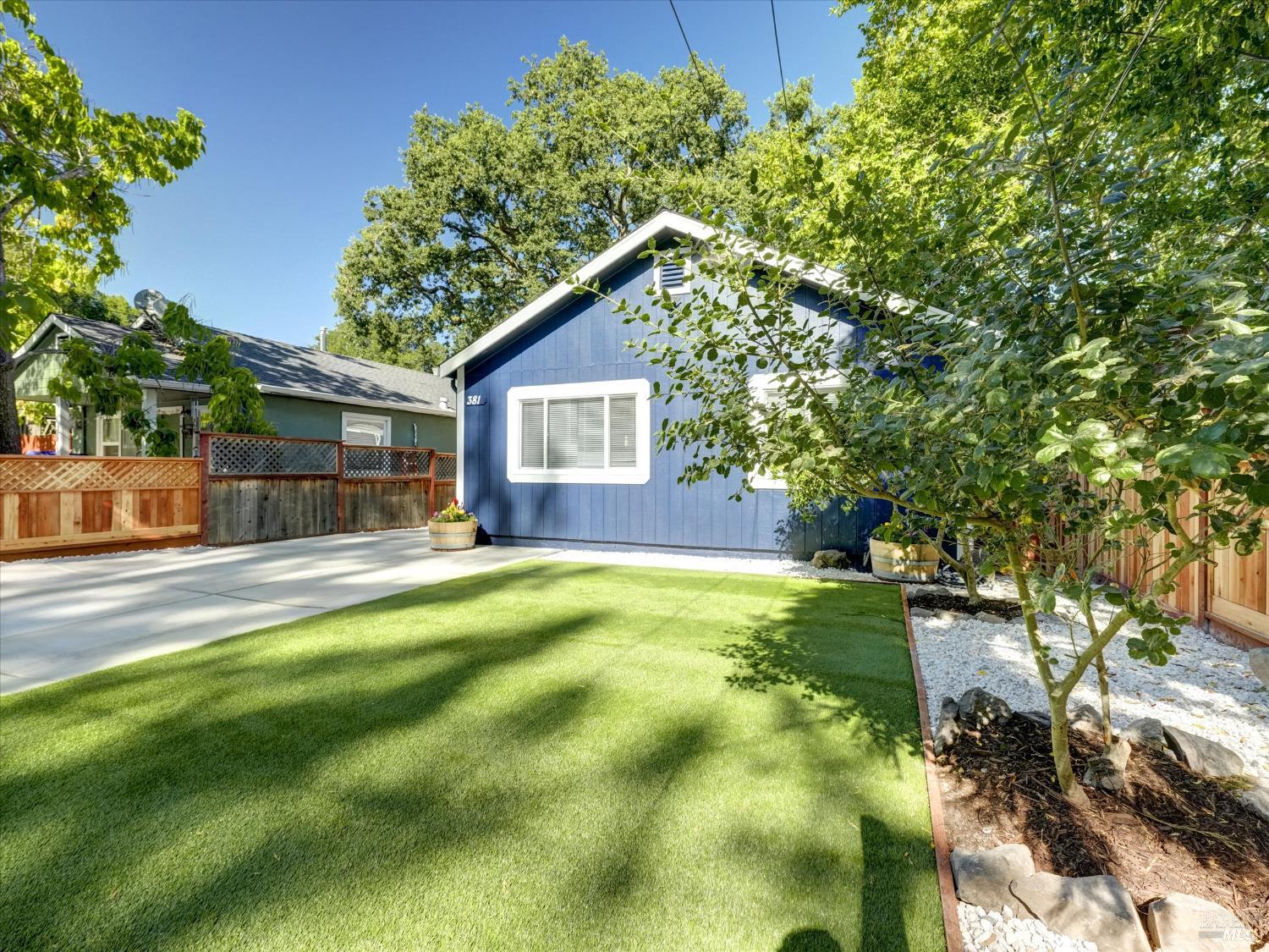 Detail Gallery Image 3 of 42 For 381 Johnson St, Sebastopol,  CA 95472 - 2 Beds | 1 Baths
