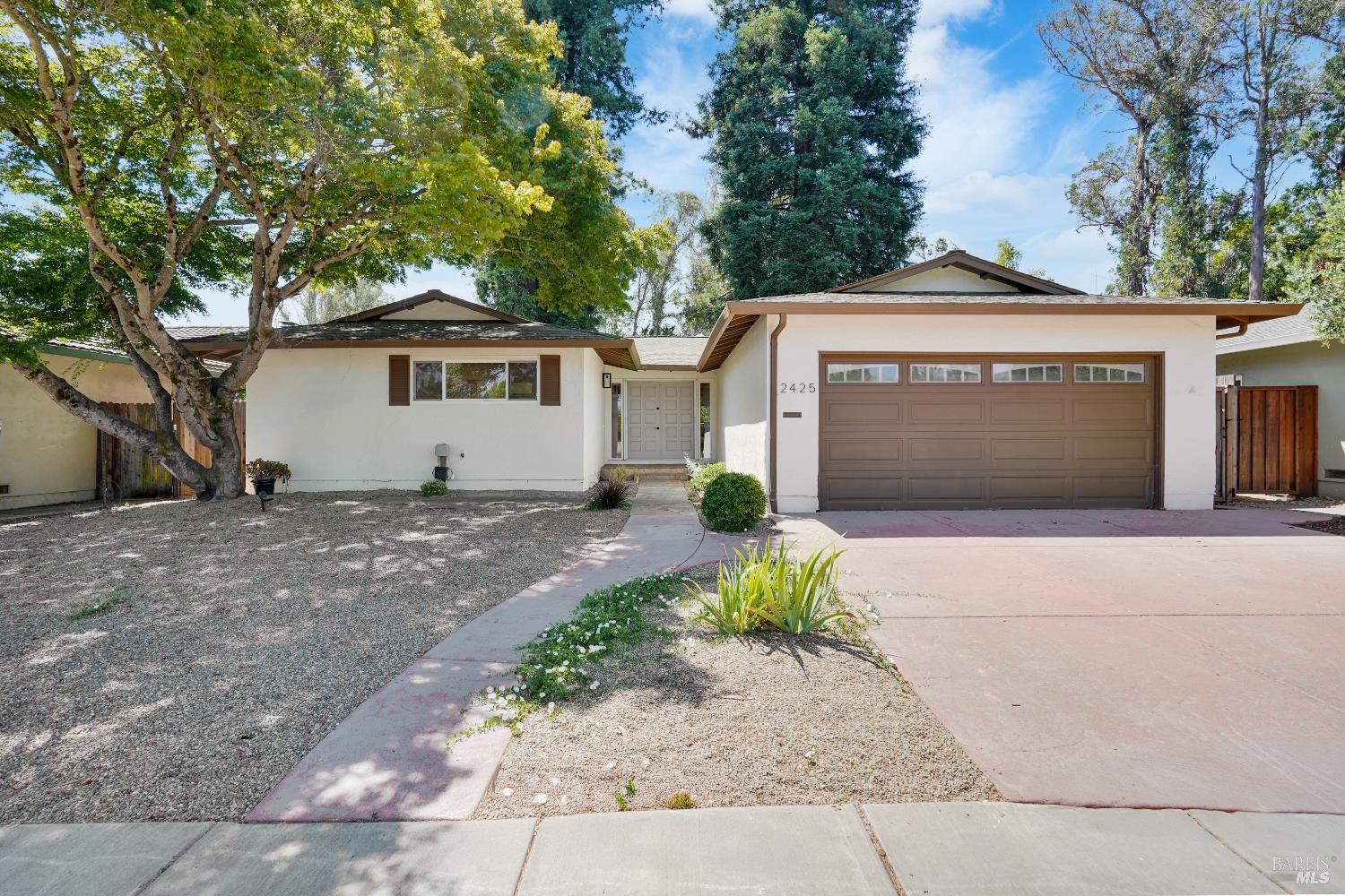Detail Gallery Image 2 of 46 For 2425 Creekside Ave, Napa,  CA 94558 - 4 Beds | 2 Baths