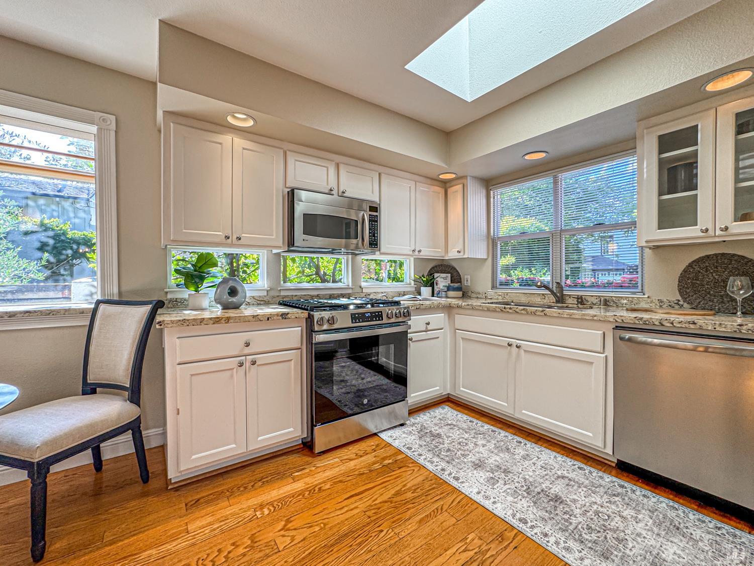 Detail Gallery Image 5 of 44 For 1410 15th St, Santa Rosa,  CA 95404 - 2 Beds | 2/1 Baths