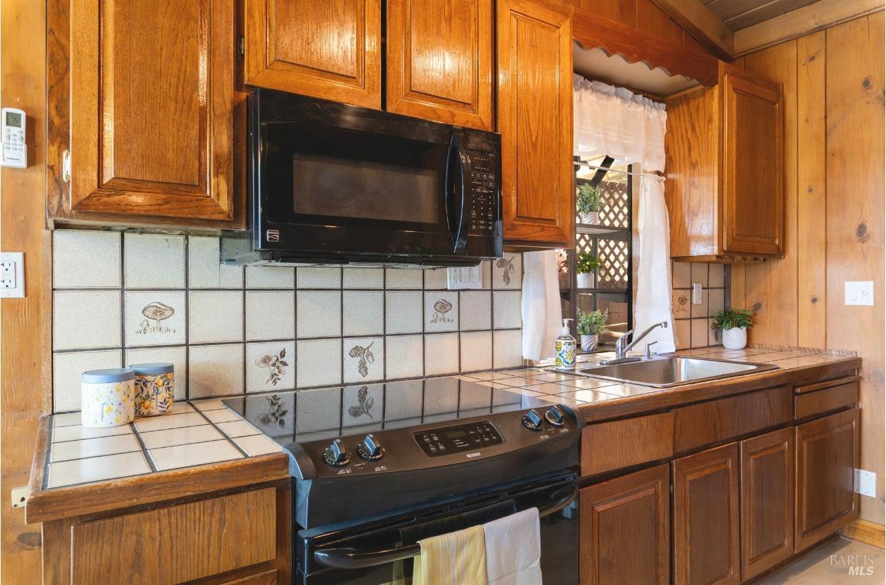 Detail Gallery Image 5 of 24 For 3771 Country Club Dr, Clearlake,  CA 95422 - 2 Beds | 1 Baths