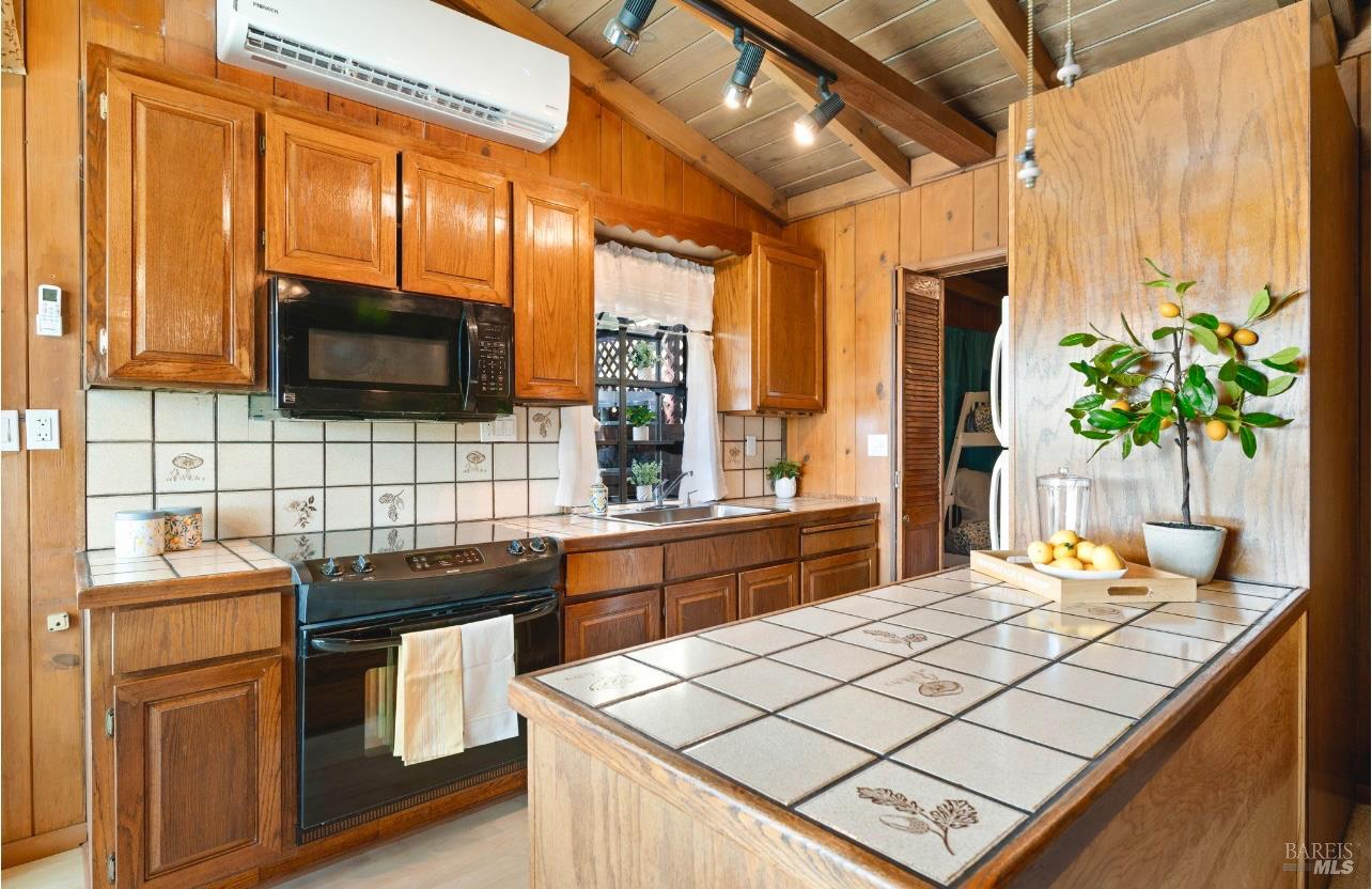 Detail Gallery Image 4 of 24 For 3771 Country Club Dr, Clearlake,  CA 95422 - 2 Beds | 1 Baths