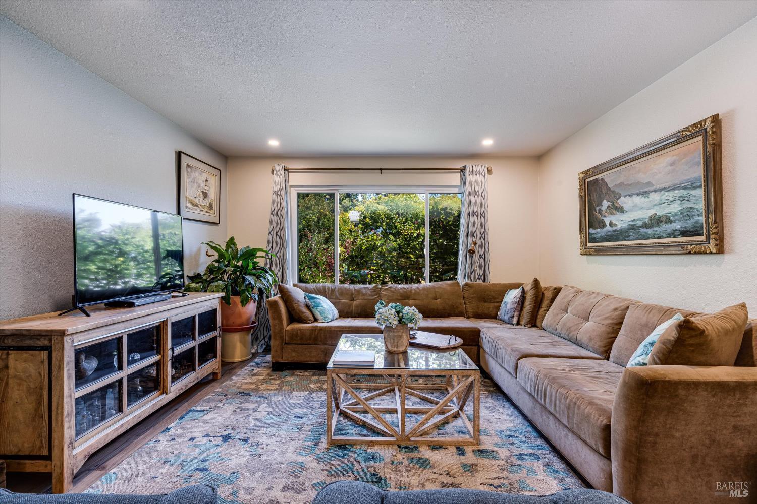 Detail Gallery Image 4 of 32 For 113 Sherwood Dr, Santa Rosa,  CA 95405 - 4 Beds | 2 Baths