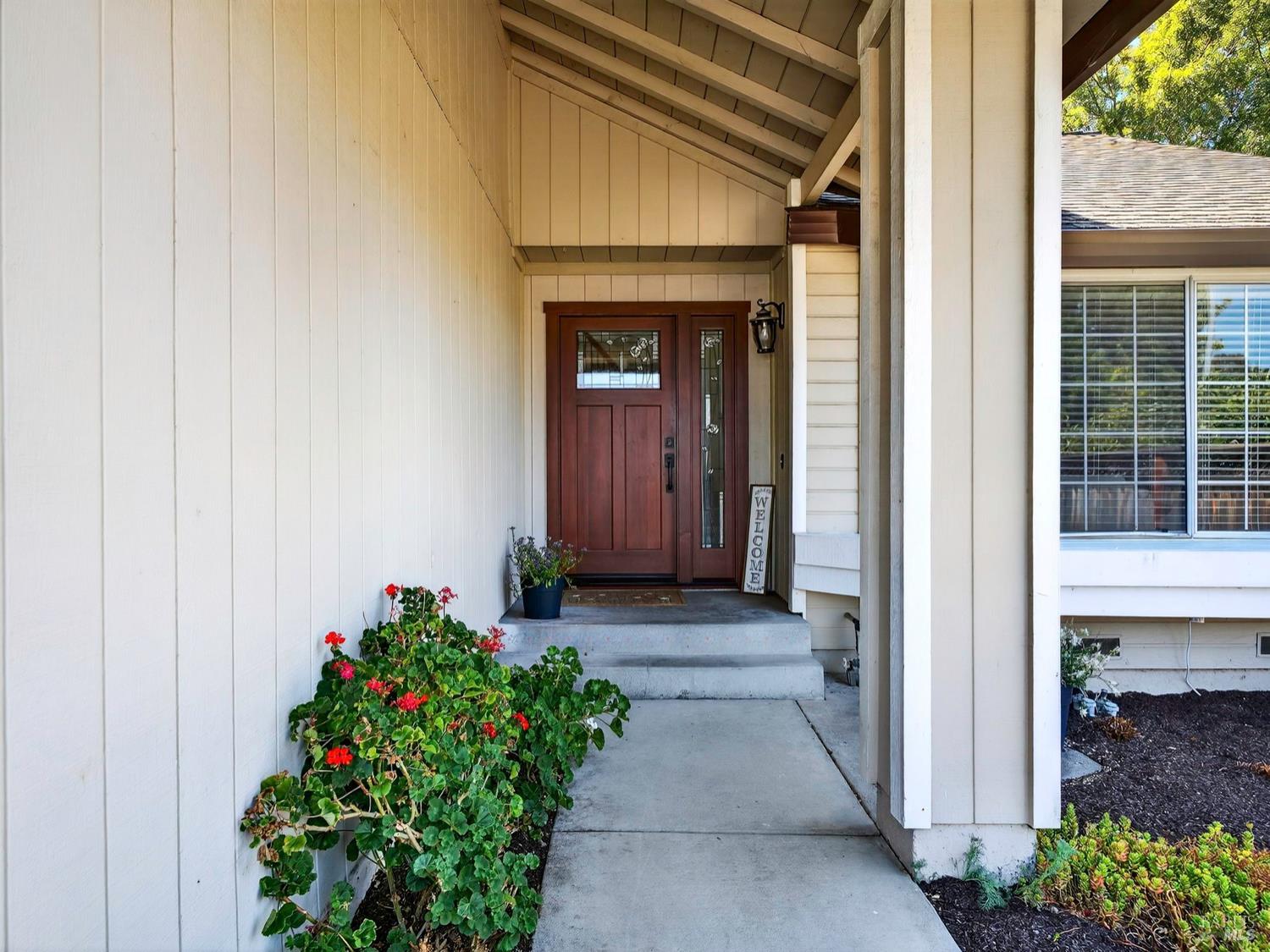 Detail Gallery Image 3 of 47 For 688 Natalie Dr, Windsor,  CA 95492 - 5 Beds | 3 Baths
